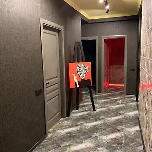 Lux In Center Apartment